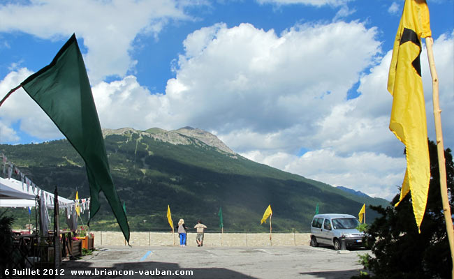 Le Prorel (2572m) au dessus de la Cité Vauban à Briançon.