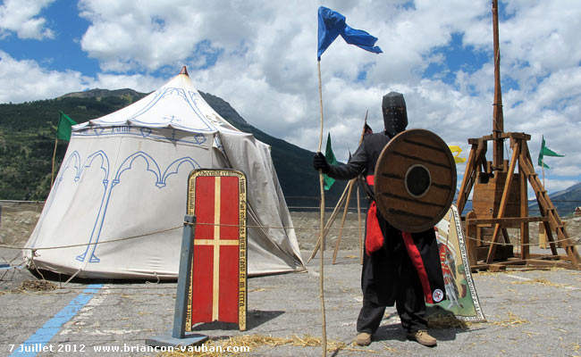Un chevalier place Général Eberlé à Briançon.