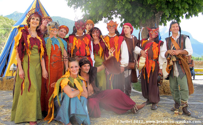 Une troupe médiévale place Médecin Général Blanchard à Briançon.