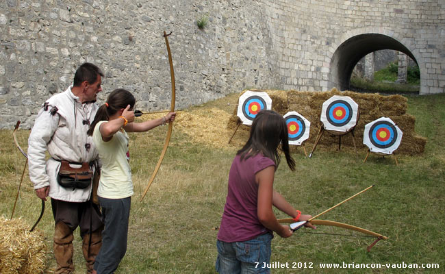 Tir à l'arc dans les fossés de la cité Vauban à Briançon.