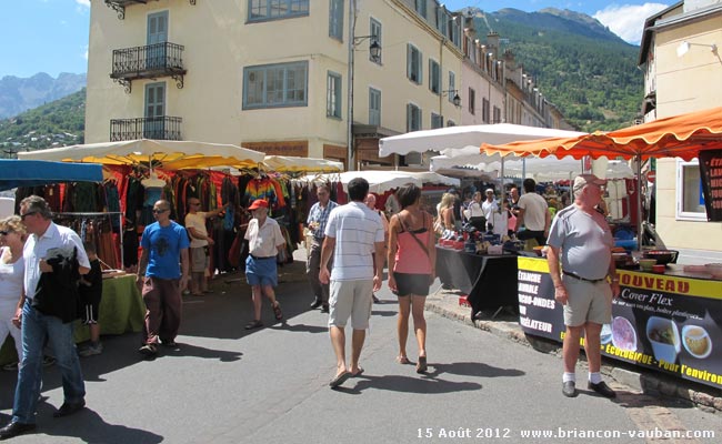 La braderie rue centrale à Briançon.