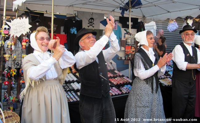 La braderie rue centrale à Briançon.