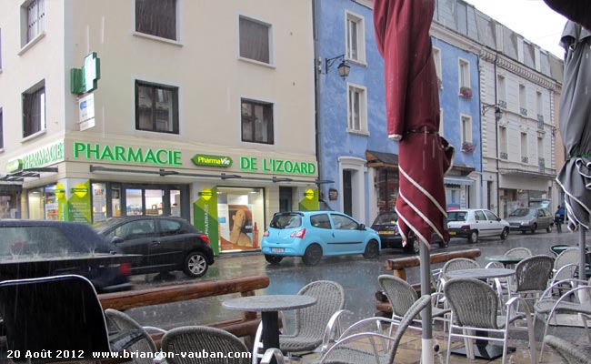 Jour de pluie rue centrale à Briançon.
