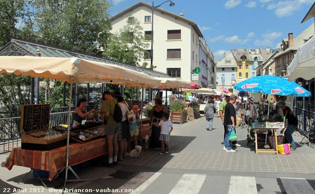 Le marché rue centrale à Briançon.