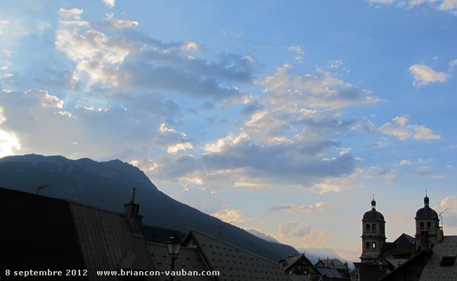 Le Prorel (2572m) au dessus de la Cité Vauban à Briançon.