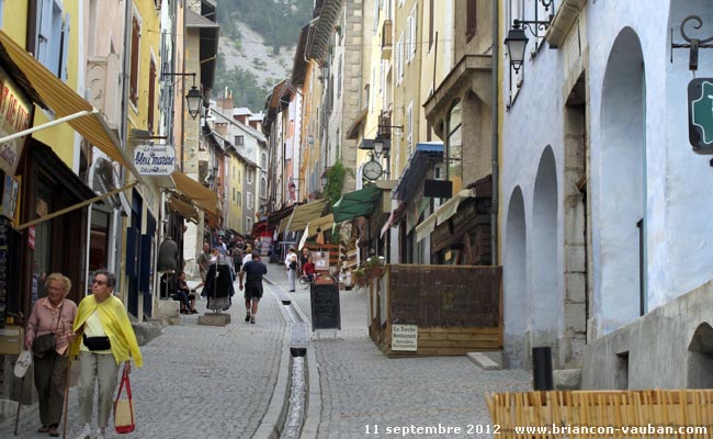 Grande rue ou Grande Gargouille : la rue commerçante de la Cité Vauban à Briançon.