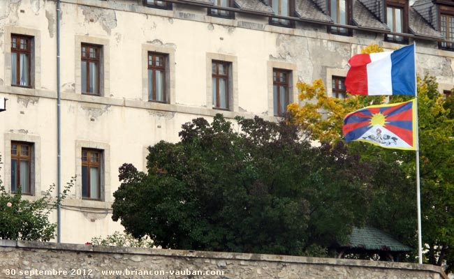 Le « drapeau aux lions des neiges » ou « drapeau du Tibet » devant la mairie de Briançon.