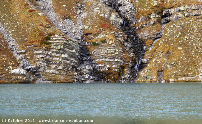 Le lac de Palluel (2472 m) dans le parc national des Ecrins.