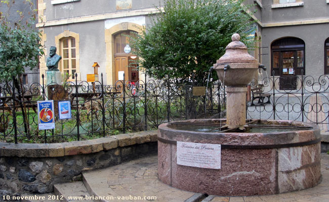 La fontaine Persens est située sur le square du même nom en bas de la grande Gargouille de la cité Vauban.