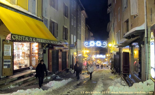 Grande rue ou Grande Gargouille : la rue commerçante de la Cité Vauban à Briançon.
