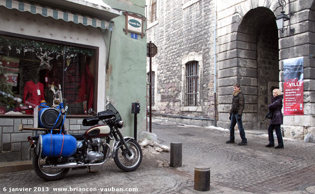 Photographie d'une étrange motocyclette dans la Cité Vauban à Briançon.