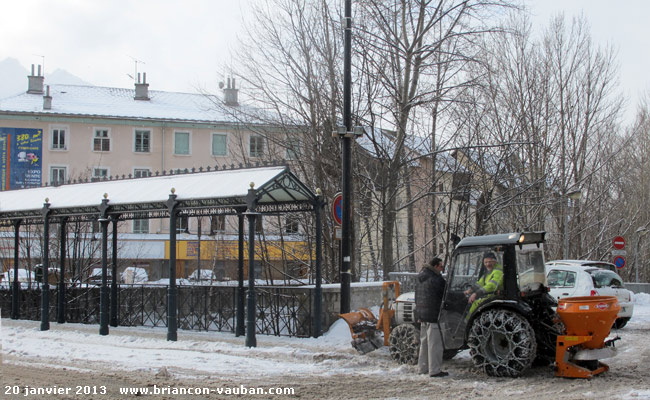 Dénégement dans la rue Centrale à Briançon.