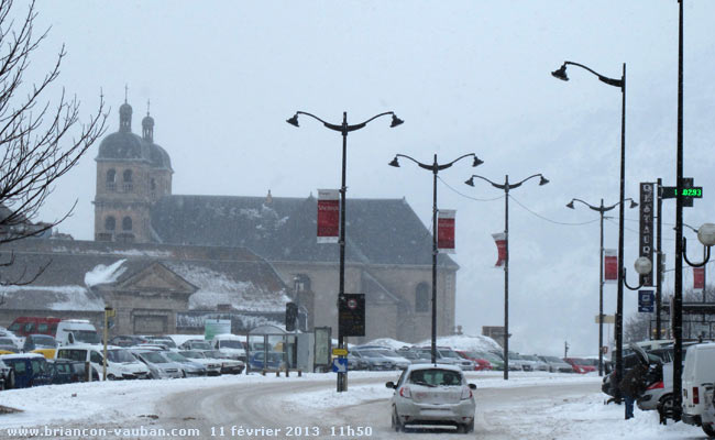 La Collégiale Notre Dame Saint Nicolas vue depuis la place du champ de Mars.