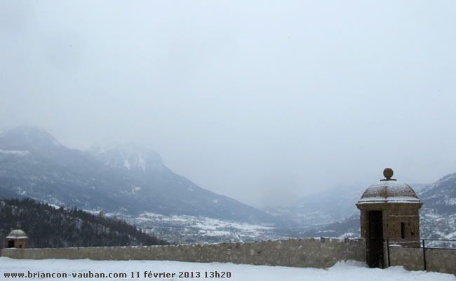 Le pic du Mélézin (2680m) vu du square Julien Merle à Briançon.