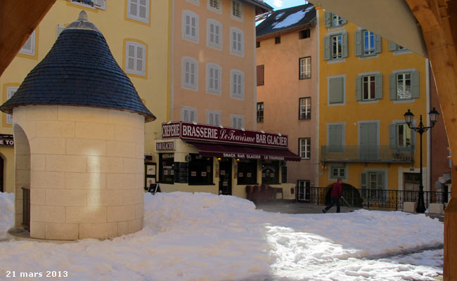 La place d'Armes située au coeur de la cité Vauban à Briançon.