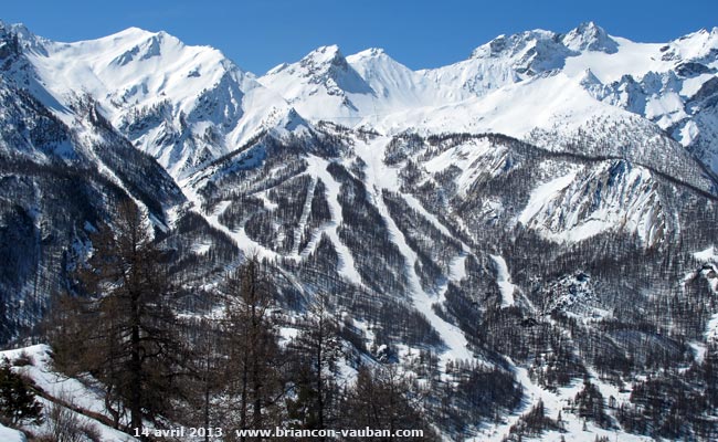 Les pistes de ski au dessus de Monêtier-les-Bains.