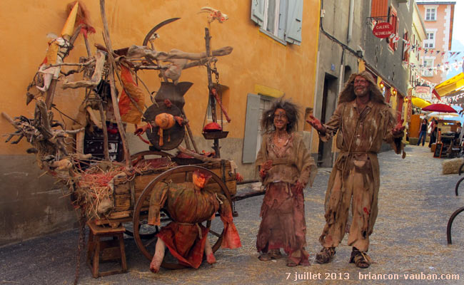 Deux gueux dans la rue du Dr Vagnat à Briançon