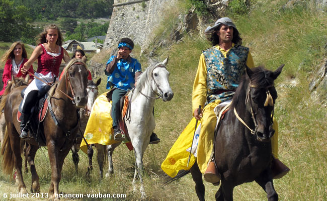 La troupe d'Esteban dans les remparts de la cité historique de Briançon.