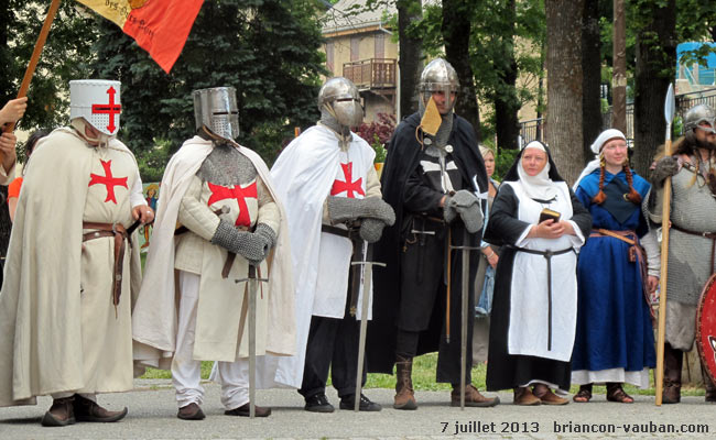 Les chevaliers dans le jardin Chanoine Motte à Briançon.