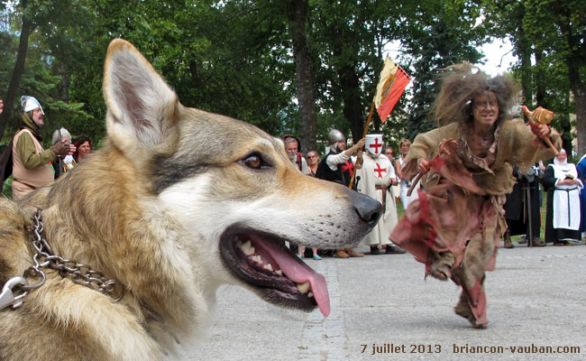 Le loup de la fête médiévale de Briançon.