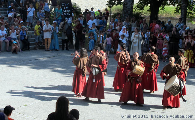 Les Frères Jean dans le jardin Chanoine Motte à Briançon.