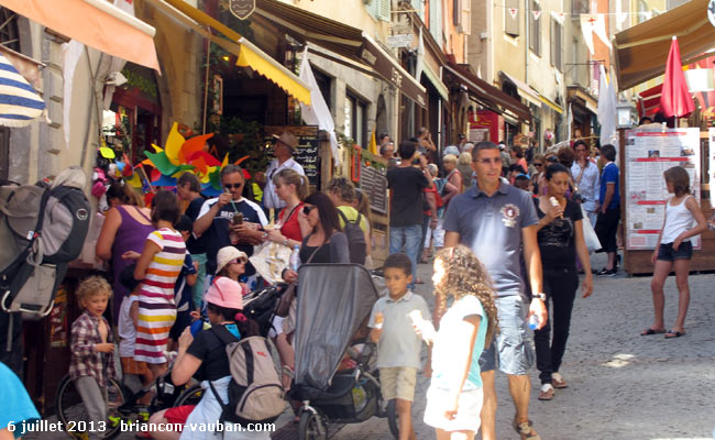 Grande rue ou Grande Gargouille : la rue commerçante de la cité Vauban à Briançon.