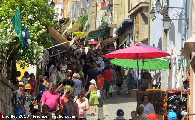 Grande rue ou Grande Gargouille : la rue commerçante de la cité Vauban à Briançon.