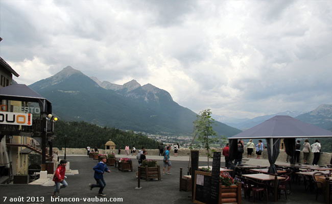 Le pic du Mélézin (2680m) vu depuis le square Julien Merle de la cité Vauban à Briançon..