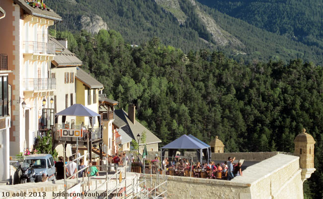 Place Général Eberlé sur les remparts de la cité Vauban de Briançon.