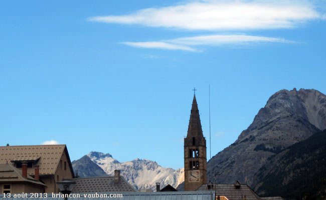 Le clocher de l'église Saint-Marcellin à Névache.