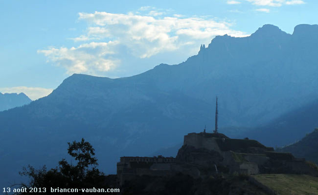 Le fort du Château à Briançon sous le pic de Montbrison (2825m).
