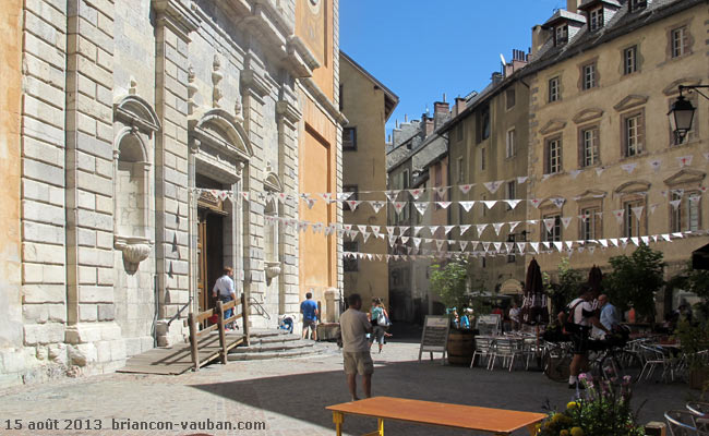 La place du Temple à Briançon.