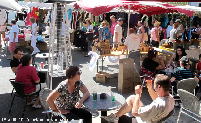 Le marché du 15 août rue Centrale à Briançon.