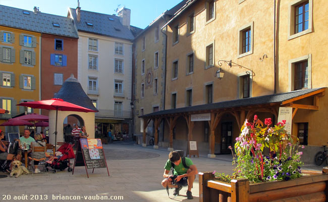 La place d'Armes située au coeur de la cité Vauban à Briançon.