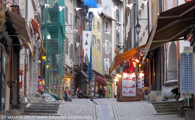 Grande rue ou Grande Gargouille : la rue commerçante de la cité Vauban à Briançon.