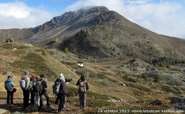 La cabane des Douniers (2305 m) sous le Chenaillet (2650 m).