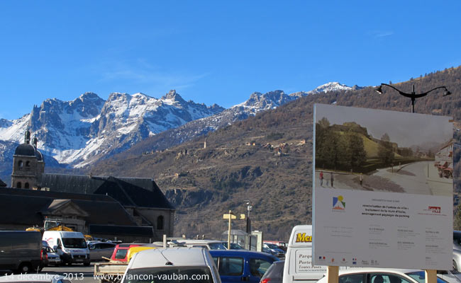 Le Montbrison au dessus du champ de Mars à Briançon.