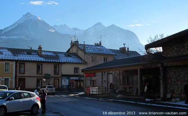 Le pic du Mélézin (2680m) au dessus de l'avenue René Froget à Briançon.