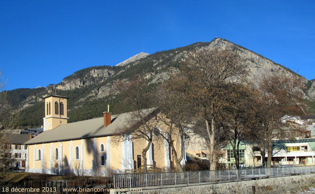 La Croix de Toulouse (1962 m) au dessus de l'église sainte Catherine d'Alexandrie à Briançon.
