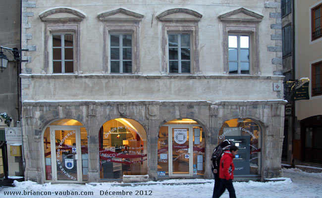 La maison des Templiers qui abrite l'office du tourisme sur la place du Temple.