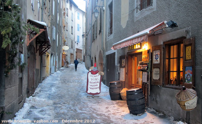 La rue du Temple dans la cité Vauban à Briançon.