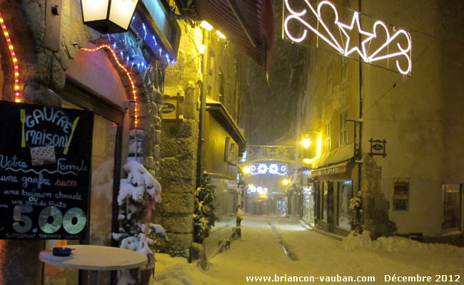 Grande rue ou Grande Gargouille : la rue commerçante de la cité Vauban à Briançon.