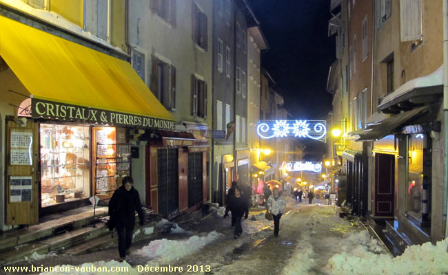 Grande rue ou Grande Gargouille : la rue commerçante de la cité Vauban à Briançon.