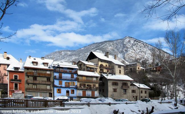La place Gallice Bey sous la Croix de Toulouse (1962 m), à Briançon.