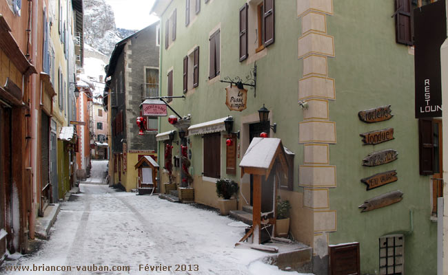 Rue porte Méane dans la cité Vauban de Briançon.