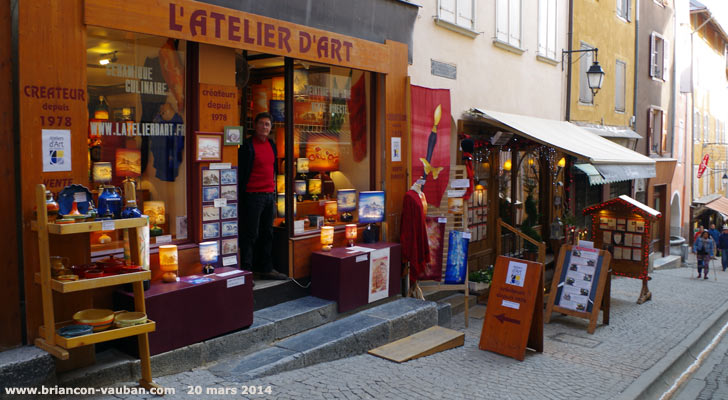 Grande rue ou Grande Gargouille : la rue commerçante de la cité Vauban à Briançon.