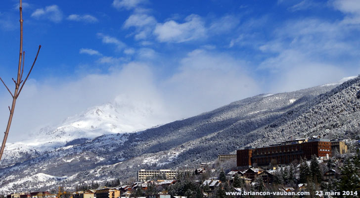 Centre Hospitalier des Escartons de Briançon et le Grand Aréa (2868m).