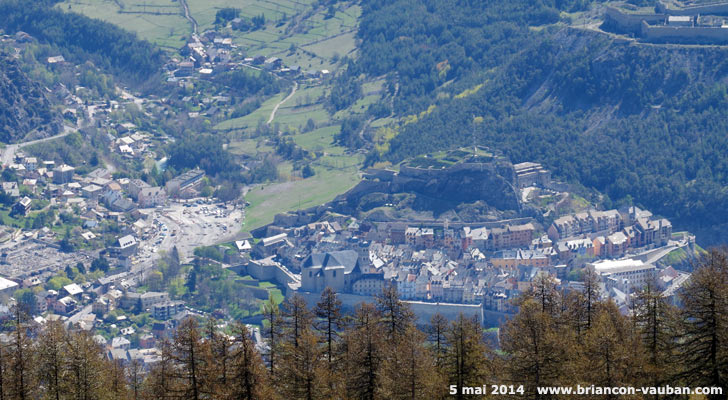 Briançon; sa cité historique vu de Puy-St-Pierre.