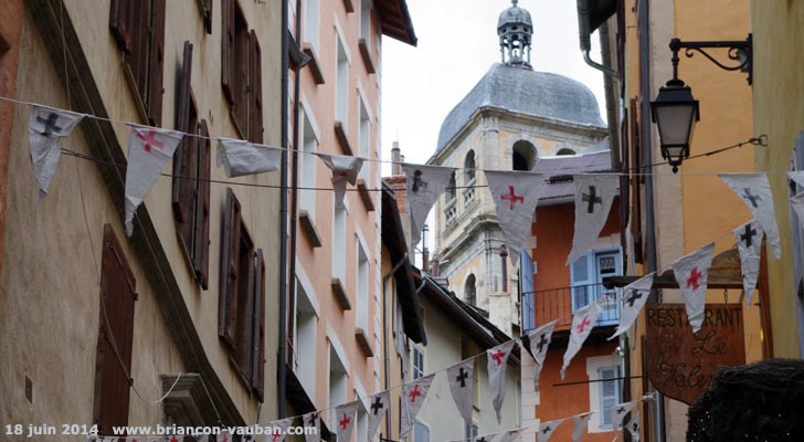 Une tour de la Collégiale vue de la rue Cdt Carlhan.