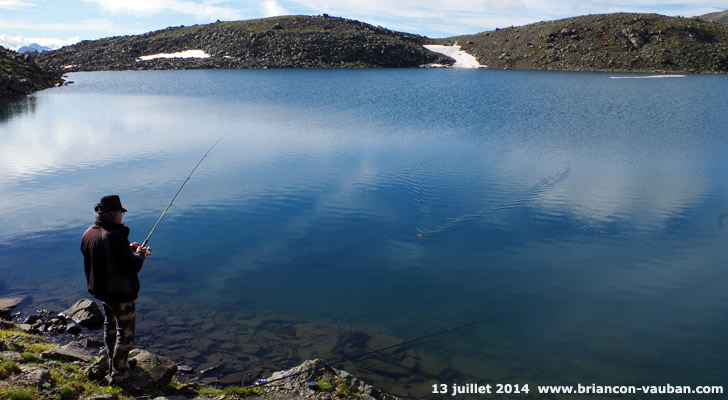Truitse arc en ciel et saumons de fontaine sont présents dans le lac Blanc . 